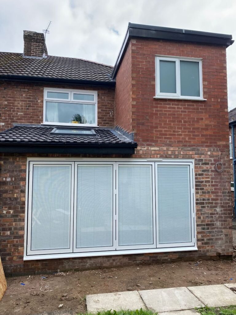 Bifold door with integeral blinds